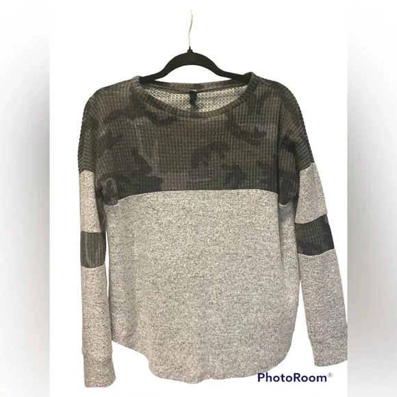 NWT Francesca’s Camo Thermal Top XS - Picture 3 of 4